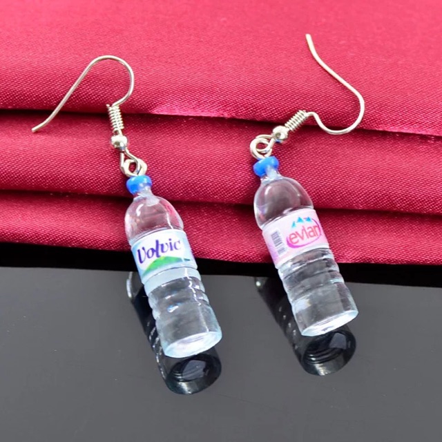 Bông tai hình chai nước suối nhỏ xinh