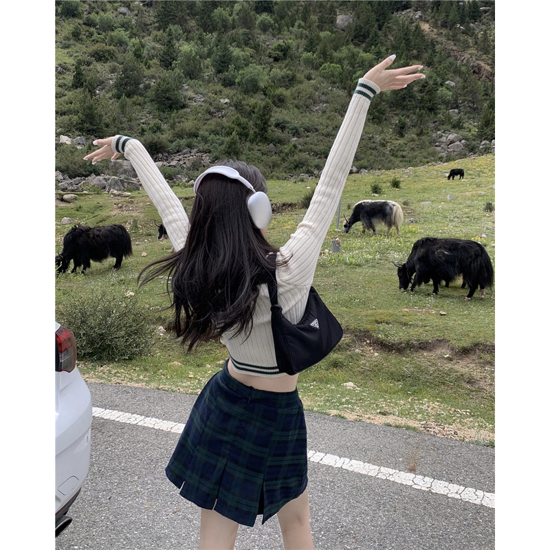 「MOTEL7」Bộ Áo Sweater Dệt Kim Dáng Ngắn Thêu Họa Tiết Màu Tương Phản + Chân Váy Ngắn Kẻ Sọc Kiểu Retro Mỹ Thời Trang Cho Nữ