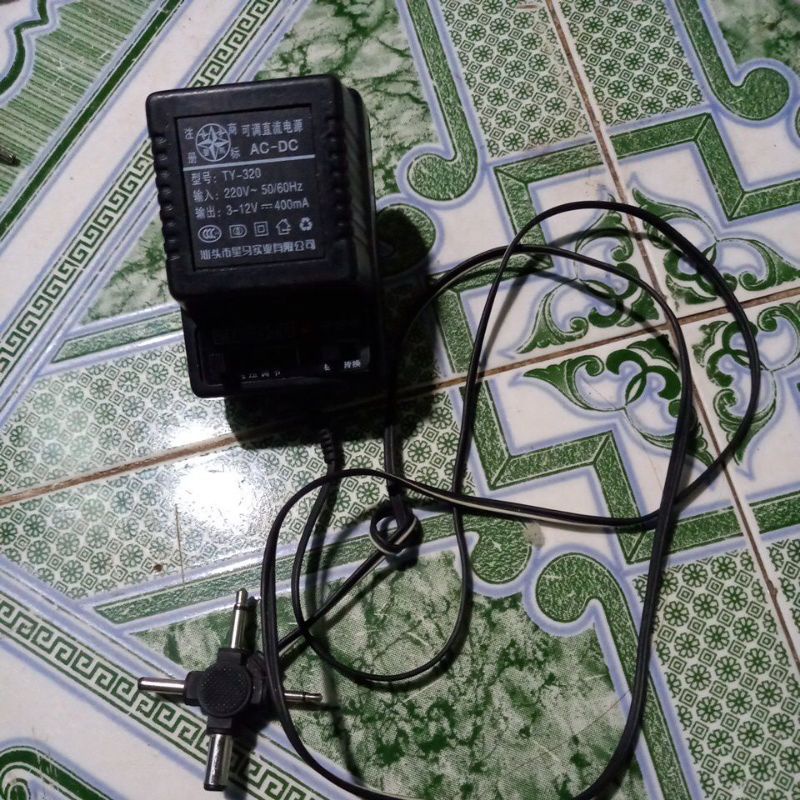 biến áp đa năng điều chỉnh từ 3v đến 12v 400mAh có đầu ra 4 jack tiện dụng