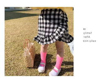 Chân váy kẻ bé gái