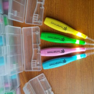 Dụng cụ lấy ráy tai có đèn, có hộp