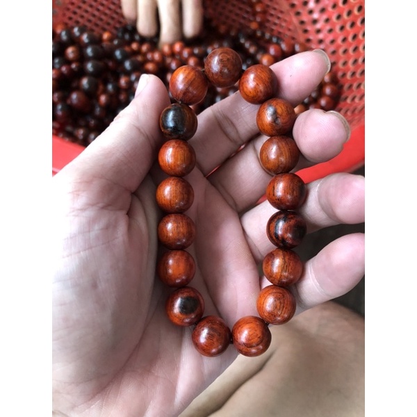 vòng gỗ trắc đỏ đen loại đẹp size từ 10 đến 16 li