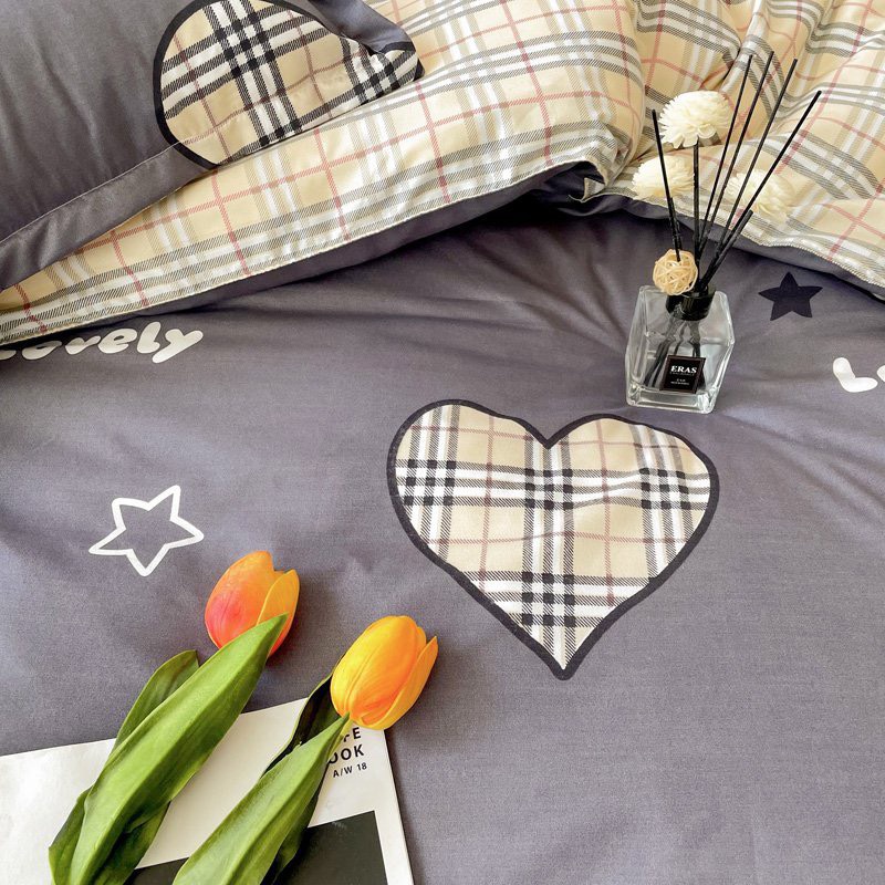 Bộ chăn ga gối Cotton poly M2T bedding gồm vỏ chăn mền, drap ga giường và 2 vỏ gối nằm họa tiết tim kẻ xanh
