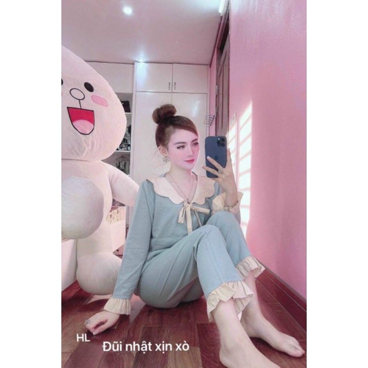 Bộ Pyjama cổ bèo ,ống quần phối bèo tay dài quần dài xinh xắn.