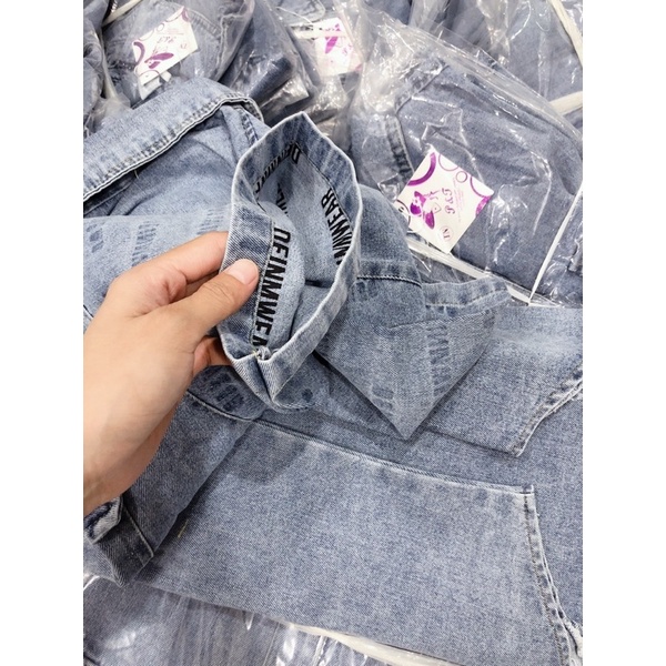 Áo sơ mi jean có túi tay ngắn in chữ!
