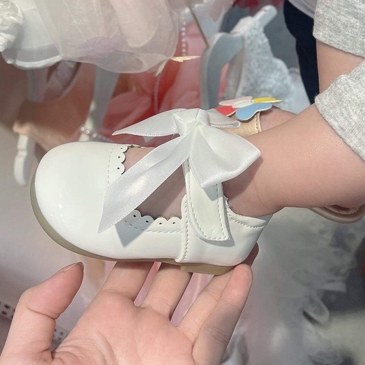 Giày búp bê da bóng trắng nơ