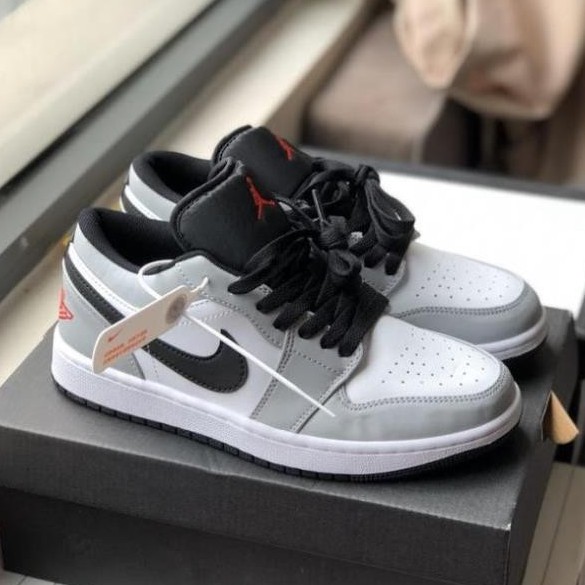 Giày Jordan xám chỉ đỏ vạch đen cổ thấp [Full Bill Box] Giày JD1 low xám smoke grey đủ size nam nữ 2021