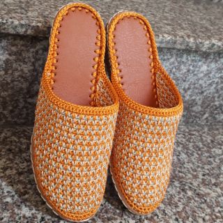 Giày móc bằng sợi dù ạ.