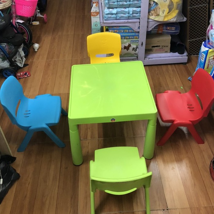 Bộ bàn ghế trẻ em Mầm Non nhựa đúc Song Long nhiều màu sắc { Bộ 1 bàn và 4 ghế )