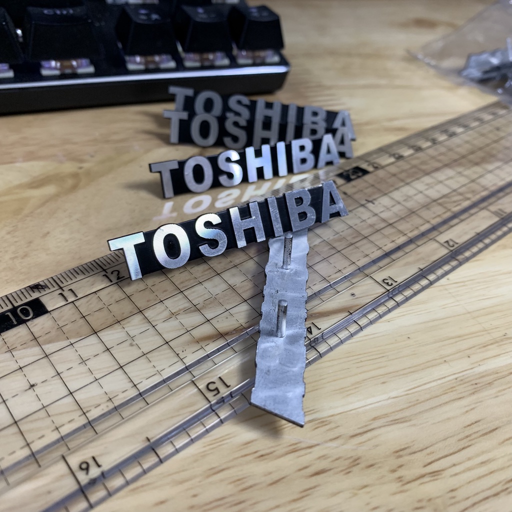 Tem/logo Toshiba nhôm, giá 1 chiếc.