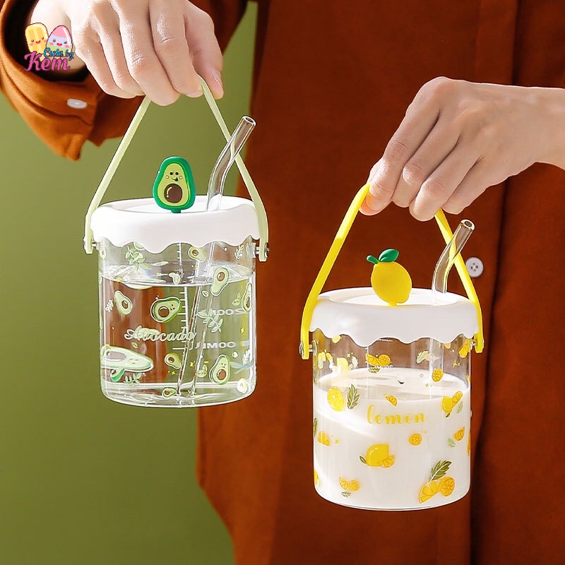 Cốc thủy tinh có nắp, ly thủy tinh có quai cầm hình quả bơ chanh dâu có nắp kèm ống hút thủy tinh
