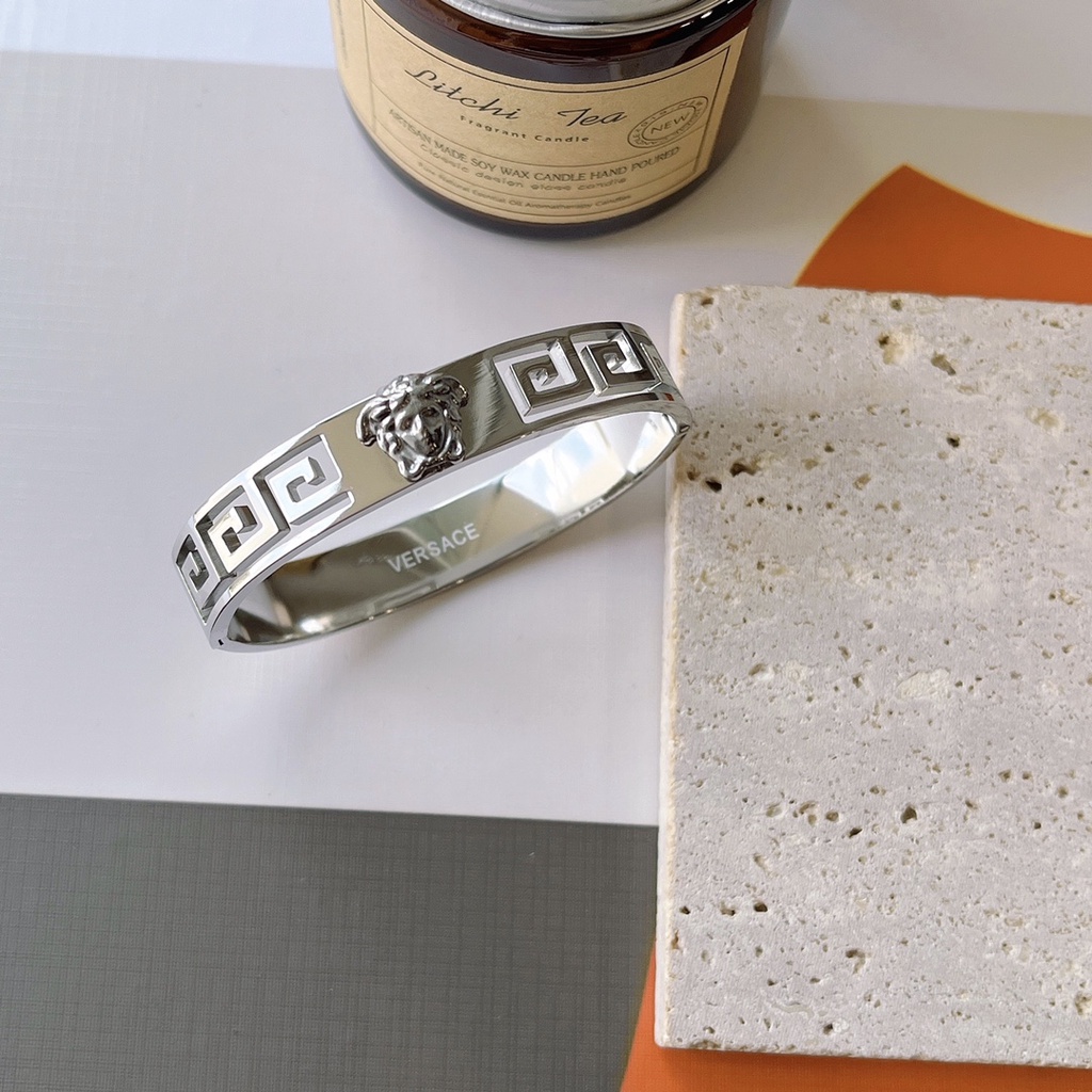 Vòng Tay Versace Bằng Thép Titan In Chữ Rỗng