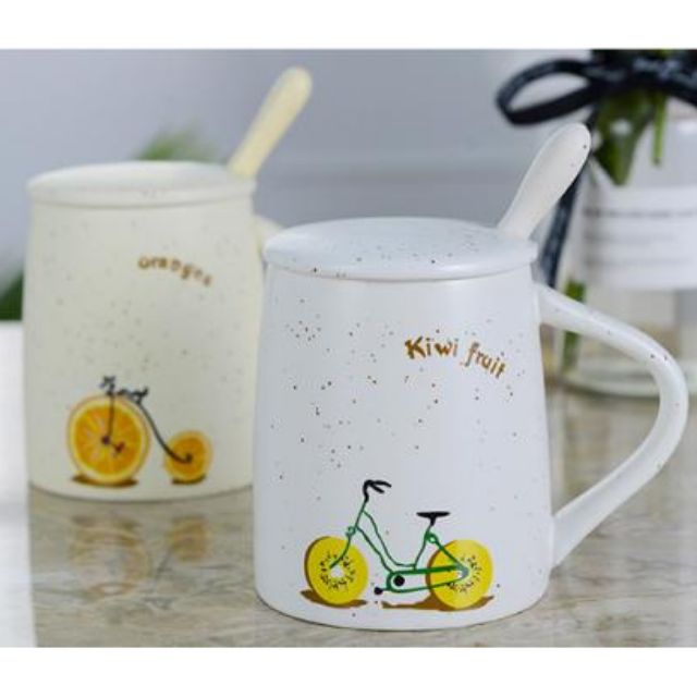 CỐC SỨ CÓ NẮP KÈM THÌA IN HÌNH XE ĐẠP HOA QUẢ