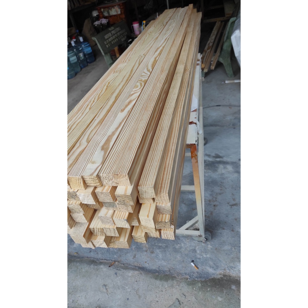 Thanh gỗ thông vuông 3cm dài 60cm, bào láng mịn bề mặt.