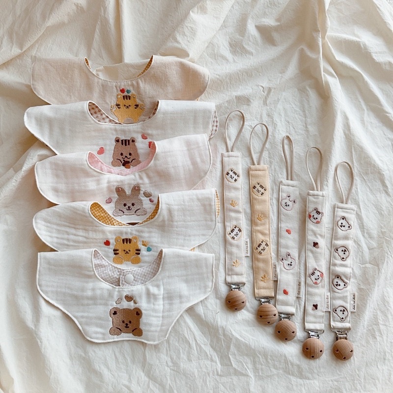 Yếm tròn cotton thêu hoạ tiết kèm kẹp ty giả [babyboo]