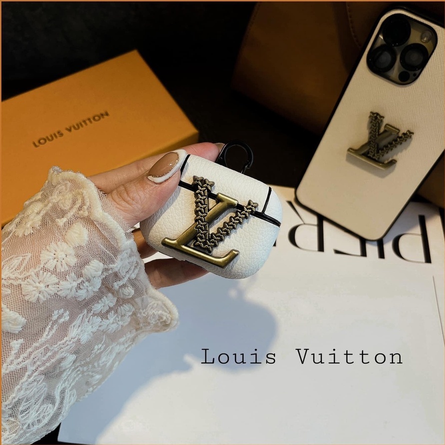 Ốp lưng iPhone, ốp lưng da đính logo LV mạ vàng cho iPhone X Xs Max 11 12 13 14 15 Pro Max