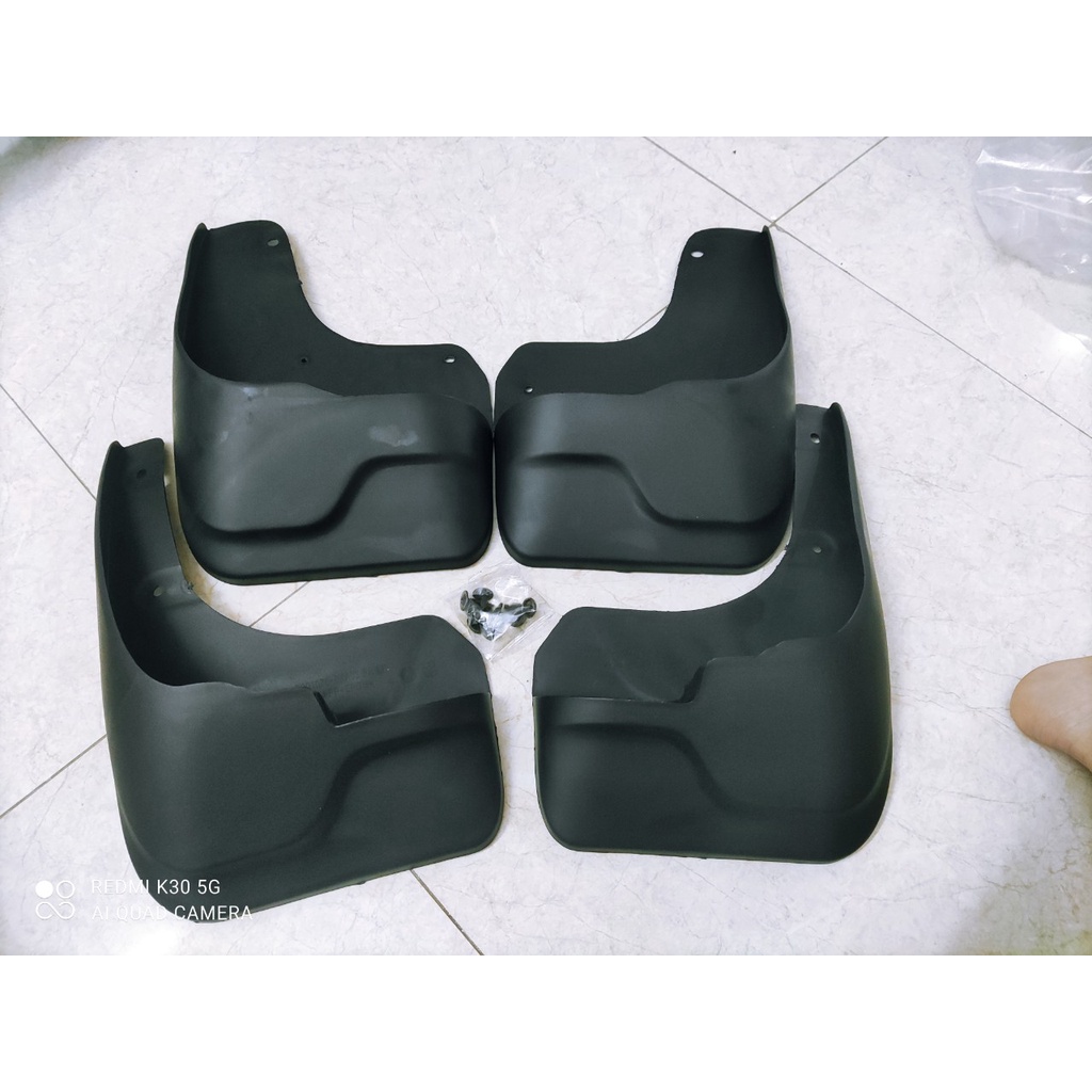 Bộ 4 Chắn Bùn Nhựa Dẻo Xe Toyota Innova 2006 đến 2021 kèm ốc vít  lắp vừa form xe, lắp đặt dễ dàng tại nhà