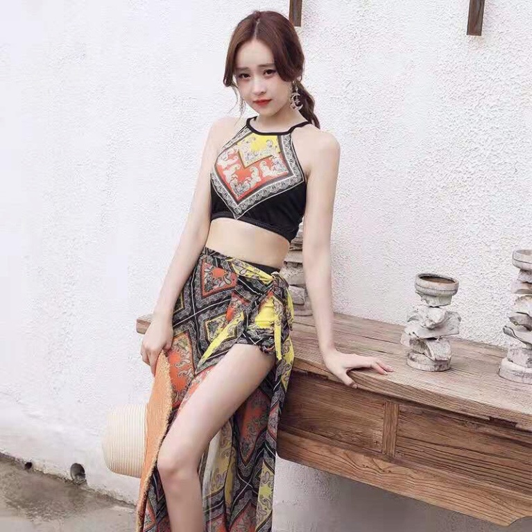 Set bikini kèm khăn choàng họa tiết thổ cẩm 8030