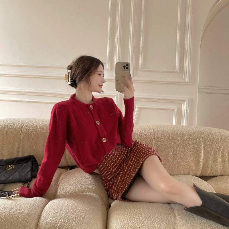 Bộ Áo Khoác Cardigan Dệt Kim Màu Đỏ Phối Chân Váy Kẻ Sọc Kiểu Retro Thời Trang 2021