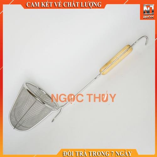 Vợt trụng hủ tiếu sâu lòng cán gỗ
