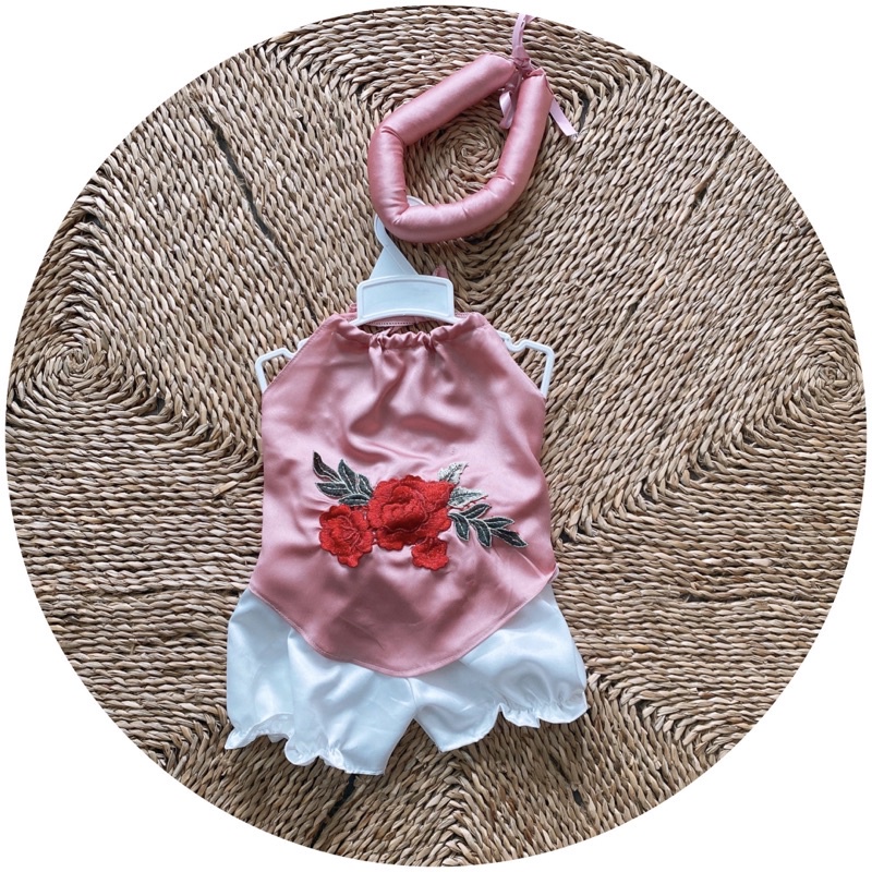 Yếm đào kèm mấn cho bé gái. Chất liệu lụa- nhung. Sét 3 chi tiết gồm chân váy- yếm- mấn