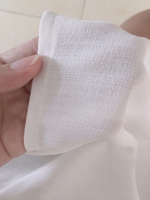 Đầm thiết kế trắng dài vai trễ, rùn ngực