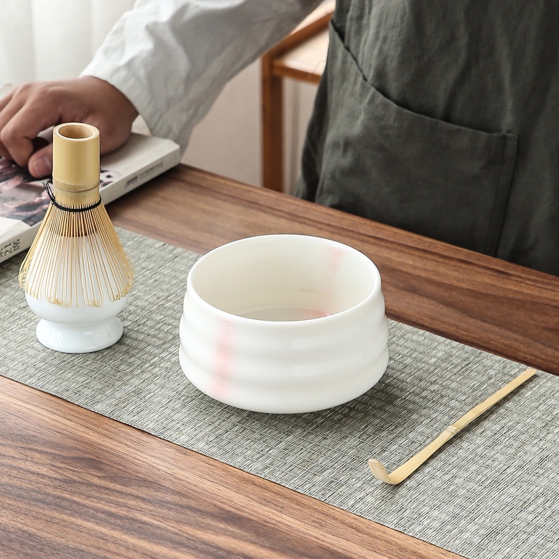 Bộ dụng cụ pha trà matcha bao gồm một phới khuấy trà một giá đỡ phới khuấy trà một muỗng và bát pha trà