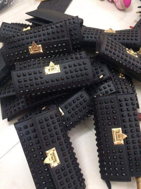 Ví cầm tay đính đinh 2 ngăn có dây đeo chéo tiện dụng | BigBuy360 - bigbuy360.vn