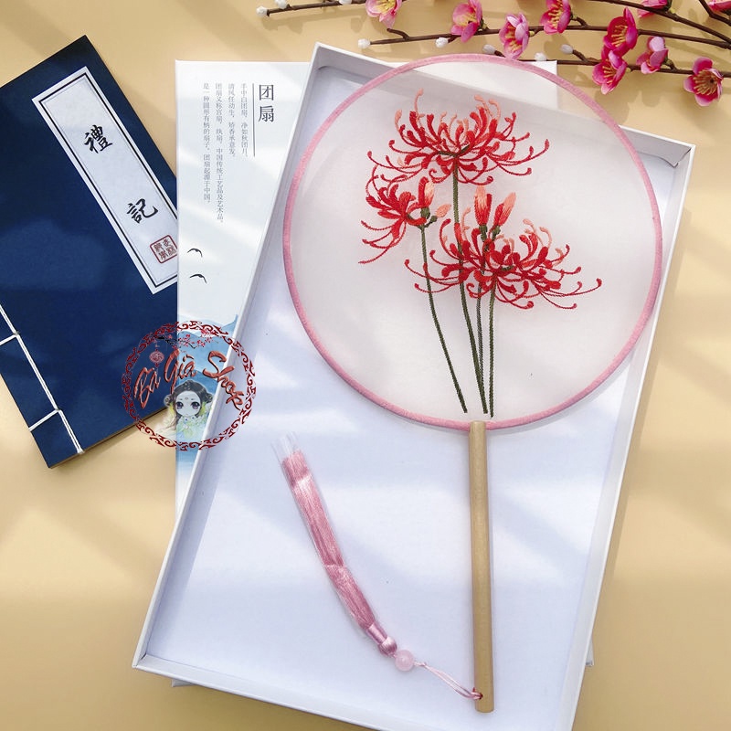 Quạt tròn quạt thêu trưng bày