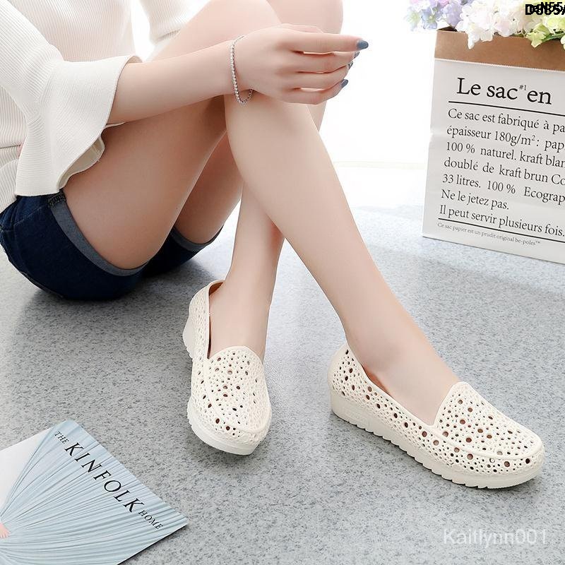 Giày Xăng Đan Nhựa Đế Bằng Siêu Mềm Đục Lỗ Màu Trắng Thời Trang Mùa Hè Cho Nữ