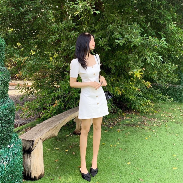 Đầm cổ vuông 6 nút gỗ