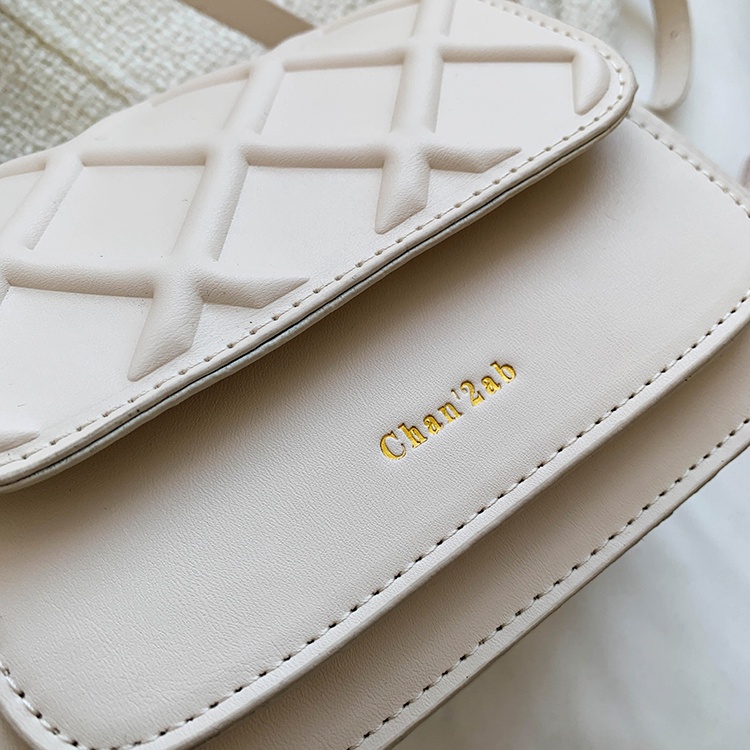 Túi đeo chéo form mềm họa tiết nổi kèm móc khoá cún đáng yêu