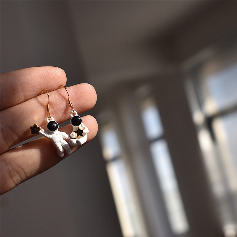 Đôi khuyên tai hình phi hành gia không đối xứng độc đáo