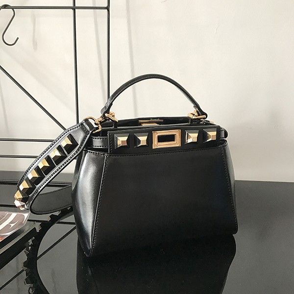 Túi xách đinh tán mới