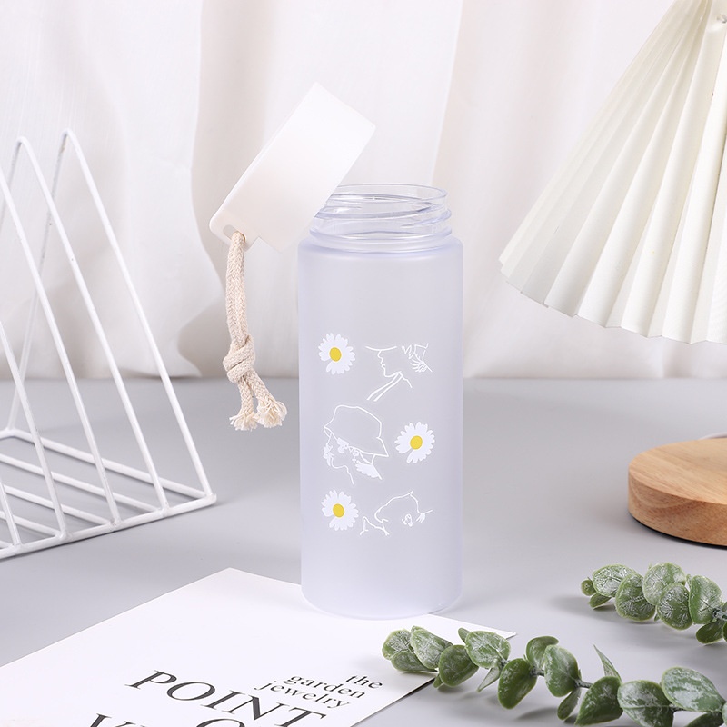 Bình Nước Nhựa Trong Suốt In Họa Tiết Hoa Cúc 480ml Chất Lượng Cao Kèm Dây Đeo Tiện Dụng