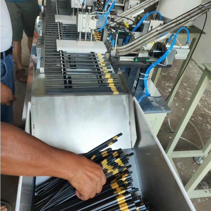 Đũa mạ vàng hoạ tiết hoa văn đẹp Đũa nhựa đen Nhật cao cấp chống trơn chống mốc chịu nhiệt ( Bộ 10 đôi đũa )