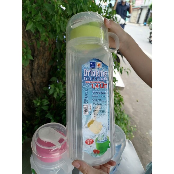 Bình đựng nước 1400ml có kèm ly tiện lợi