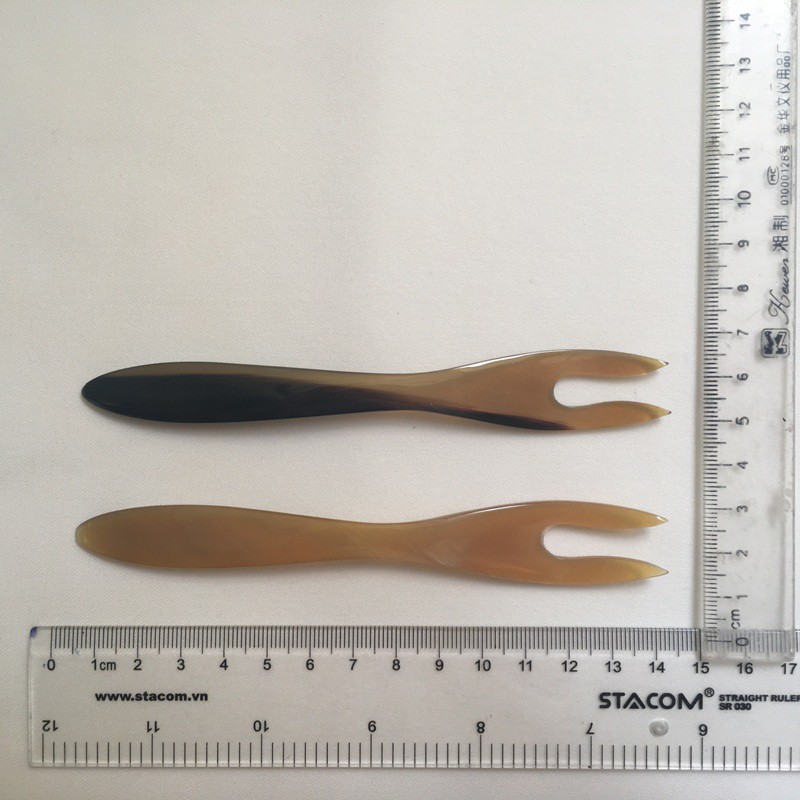 Dĩa ăn hoa quả sừng trâu cao cấp (DS02: 01 chiếc màu tự nhiên 2 răng)