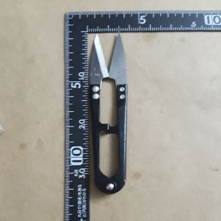 1 chiếc Kéo bấm chỉ thép đen