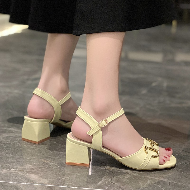 【ready stock】Dép xăng đan Xăng đan gót khối Giày Cao Gót Sandal Thời Trang Hè 2021 Cho Nữ nút kim loại