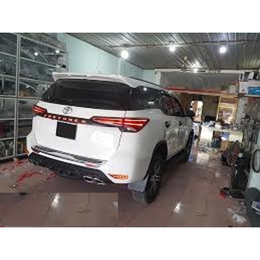 Ốp viền đèn gầm sau xe Toyota Fortuner 2017- 2019-2020 -2021 mẫu mạ crom