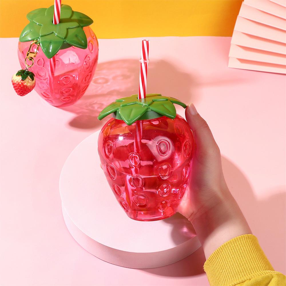 Bình Nước Nhựa 500ml Kèm Ống Hút Họa Tiết Dâu Tây Dễ Thương
