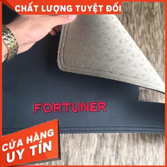 Thảm taplo da carbon xe Toyota Fortuner 2017- 2018 2019 2020 2021 2023 Hàng 3 lớp vân cacbon cao cấp