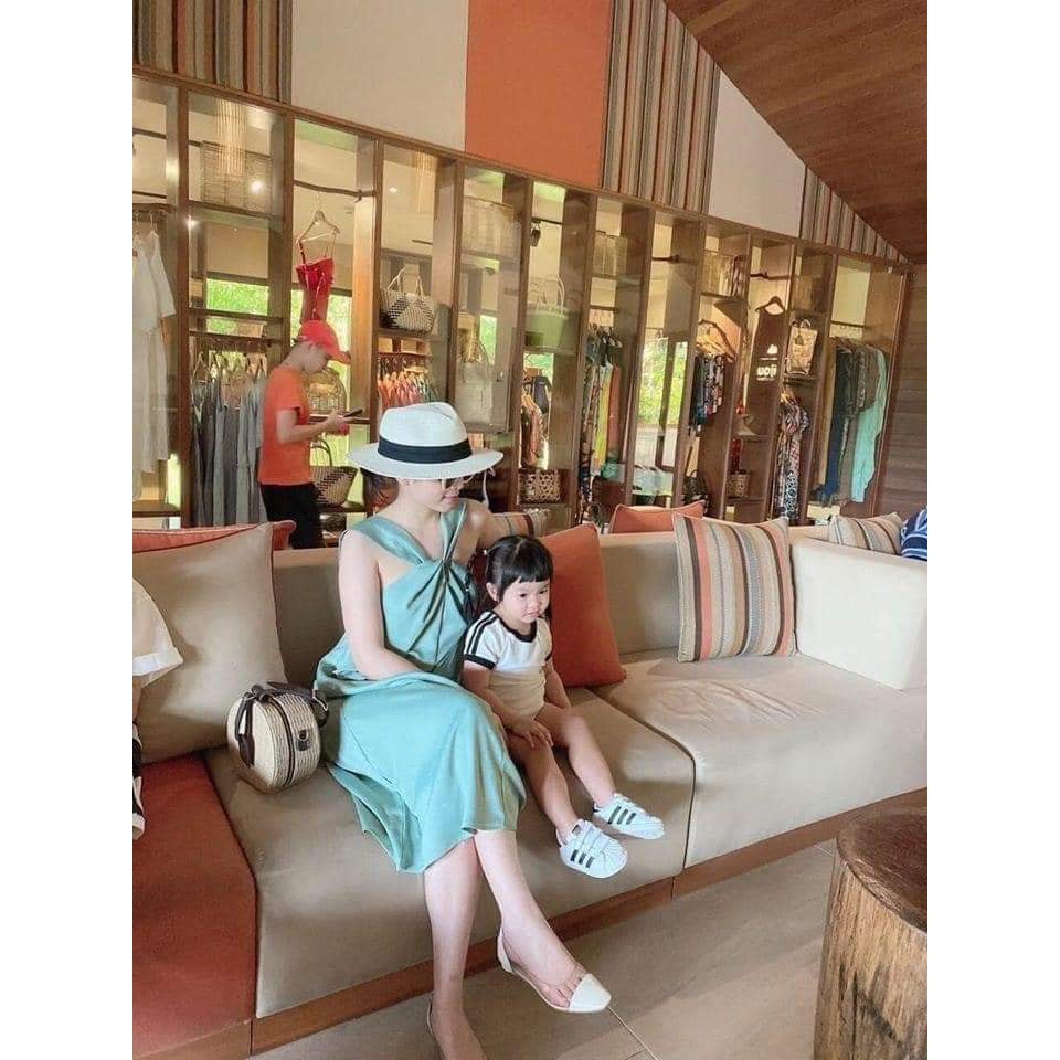 Đầm lụa cổ yếm suông