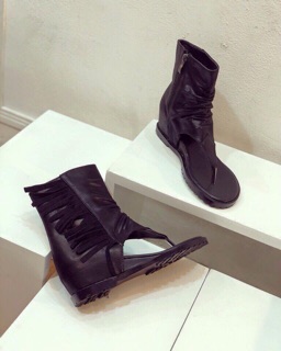 Giày boot xỏ ngón tua rua