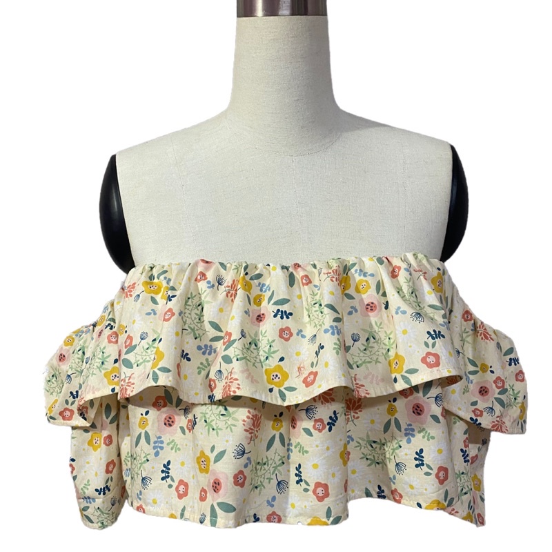 Áo croptop trễ vai nhún bèo hai tầng, hoạ tiết hoa nhí