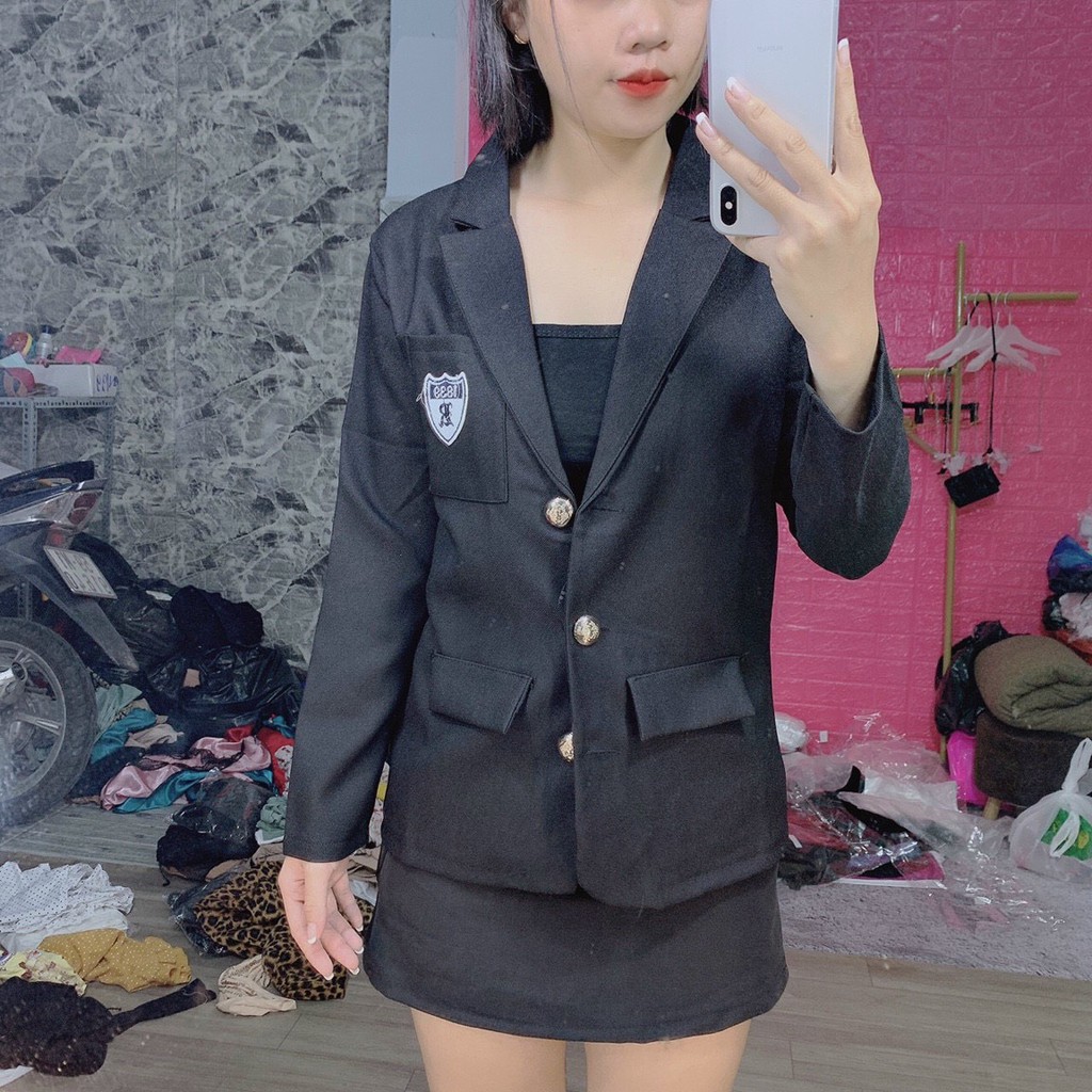 Áo khoác blazer nhẹ form dài nữ tính thêu logo | BigBuy360 - bigbuy360.vn
