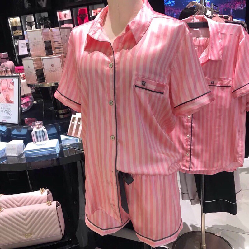 Bộ pijama đùi lụa satin sọc hồng vic nhập