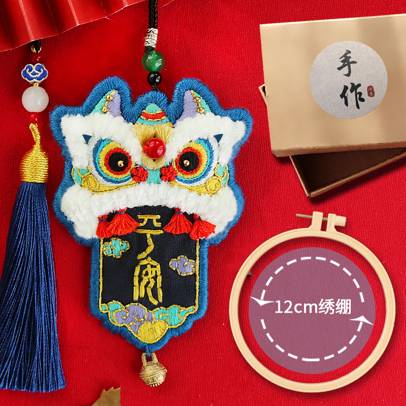 Bùa múa sư tử / Thêu tay / Túi may mắn an toàn tự thêu / Gói vật liệu thủ công / Mặt dây chuyền sư tử có lưỡi / Quà tặng cho gia đình và bạn trai