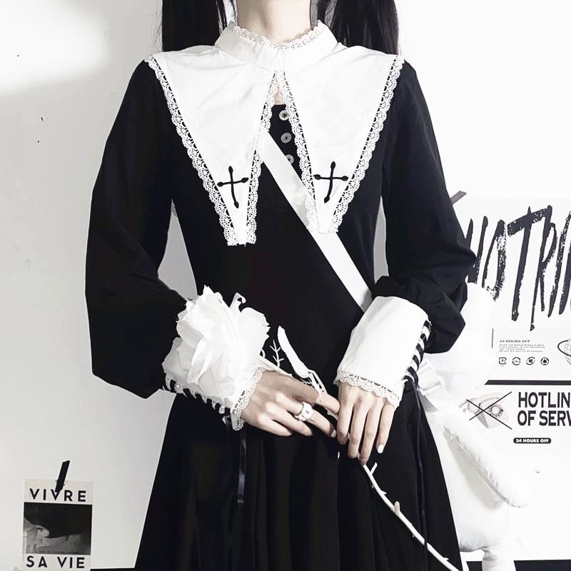 Đầm xoè gothic thánh giá